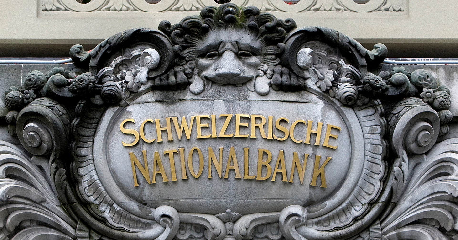 スイス中銀、2会合連続利下げ フラン上昇に「行動の用意」