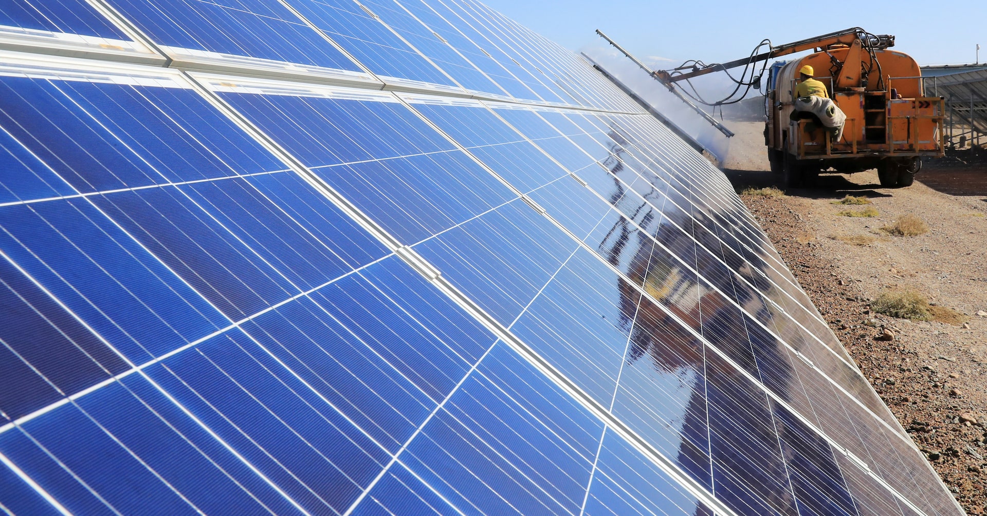 中国太陽光パネルメーカー、価格急落で政府に介入求める