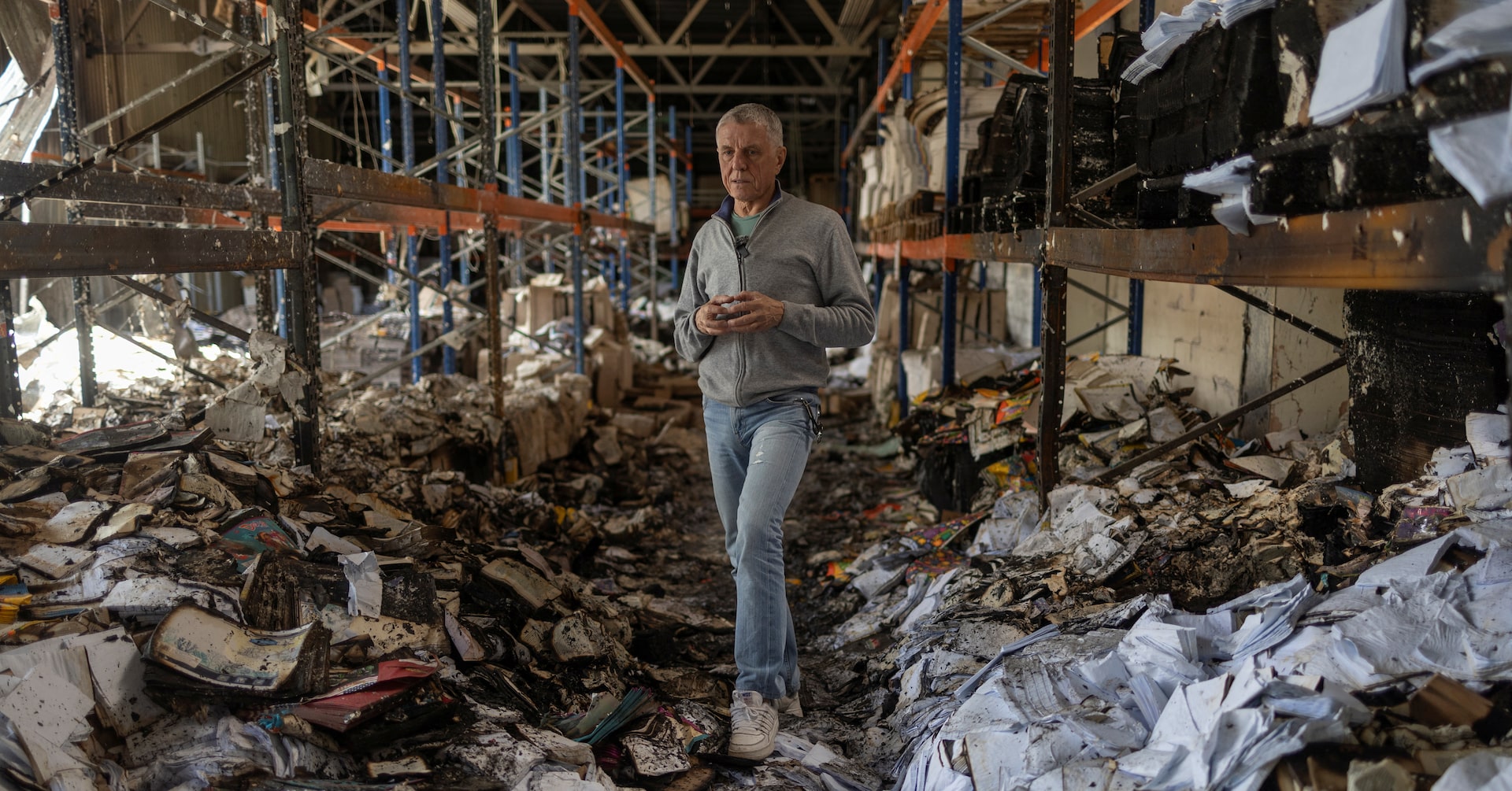 アングル：ウクライナ最大の印刷工場が攻撃で焼失、再建目指す創設者