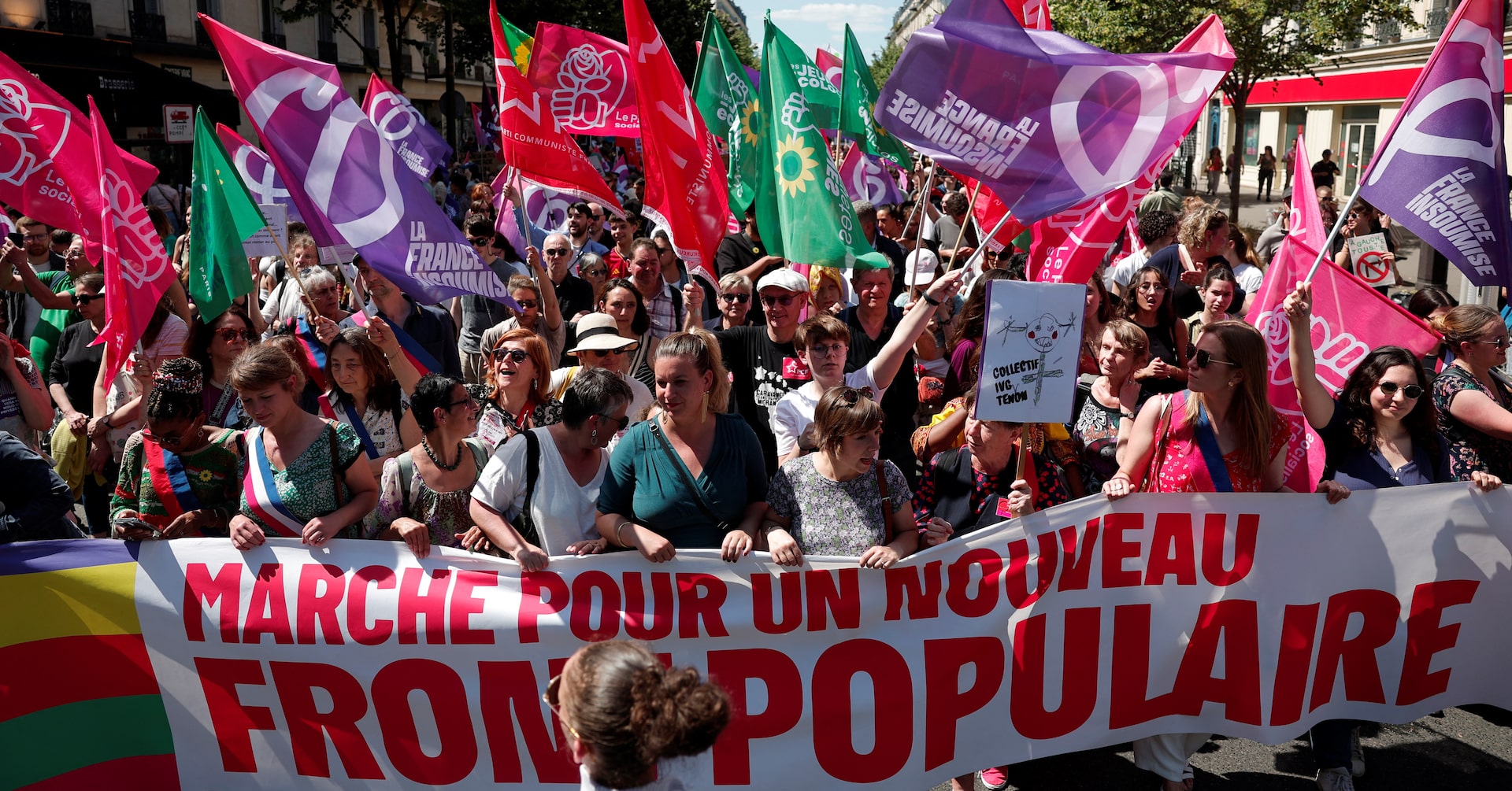 フランス各地で女性が大規模デモ、極右政党に抗議