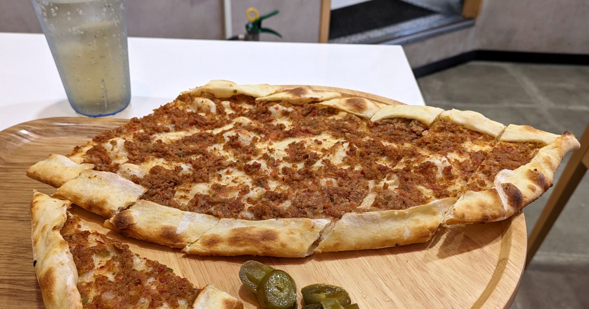 ケバブ屋の「トルコ風ピザ」を頼む時は油断禁物！ メニュー写真よりデカい可能性アリ