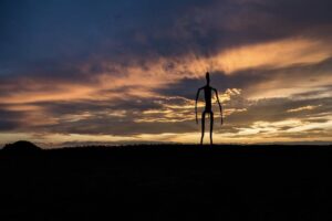 ラスベガスで目撃された「宇宙人」の正体とは？ 驚愕の映像が話題に