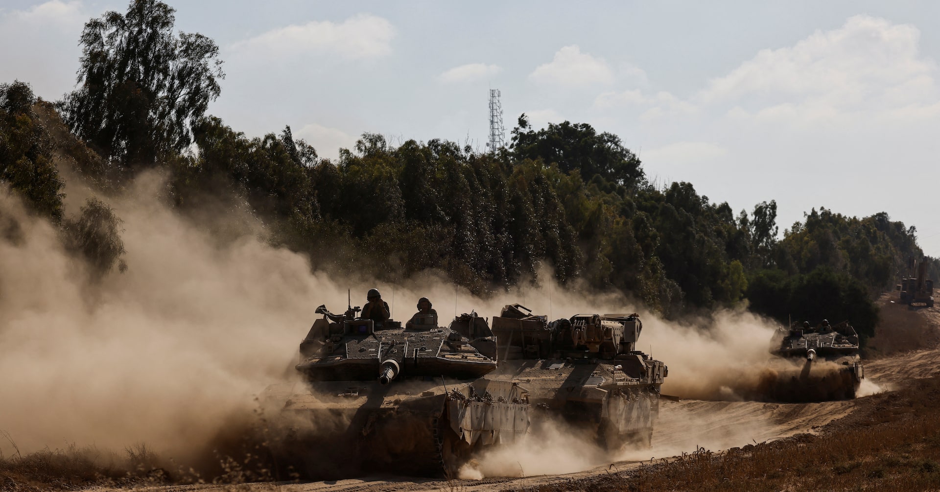 イスラム聖戦、イスラエルにロケット弾 ガザでは戦車前進