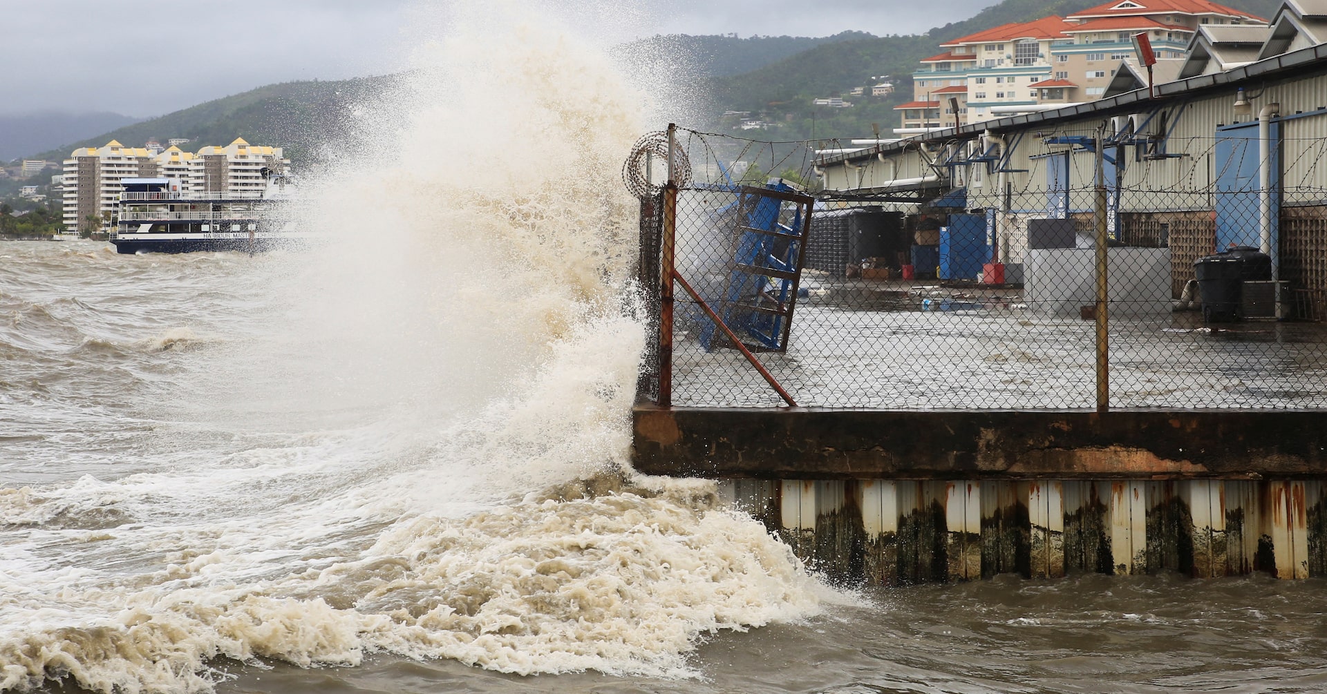 カリブ海に「極めて危険」なハリケーン、停電など強風被害