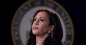 ハリス氏、副大統領有力候補3人と4日に面談 ミネソタ州知事ら