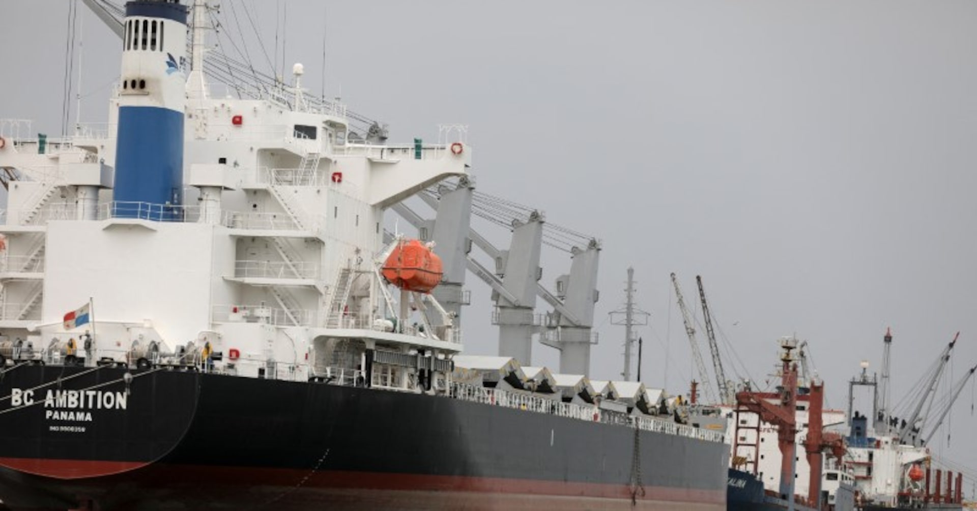 イエメン沖でタンカー攻撃、過去24時間で4回 米軍7日にフーシ派爆撃