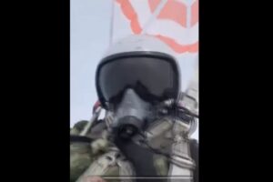 【動画】撃墜されたロシア戦闘機のパイロット、墜落していく様子を「上空から」撮影したレア映像が話題
