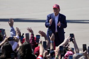 トランプ氏、脱ドル化の国々に100％の輸入関税賦課へ－返り咲きなら