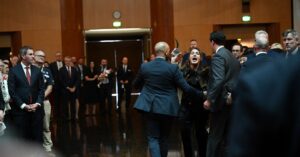 豪先住民議員、チャールズ国王を糾弾 「英が大量虐殺行った」