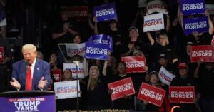 国境警備隊1万人増を約束、トランプ氏 移民巡りハリス氏と火花