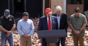 トランプ氏が異例の被災地訪問、災害の政治利用と専門家