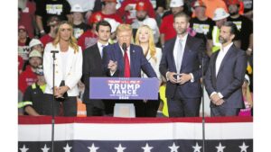 大統領選挙トランプ氏とバンス氏の経歴、「不屈の男」過激な発言の再来か