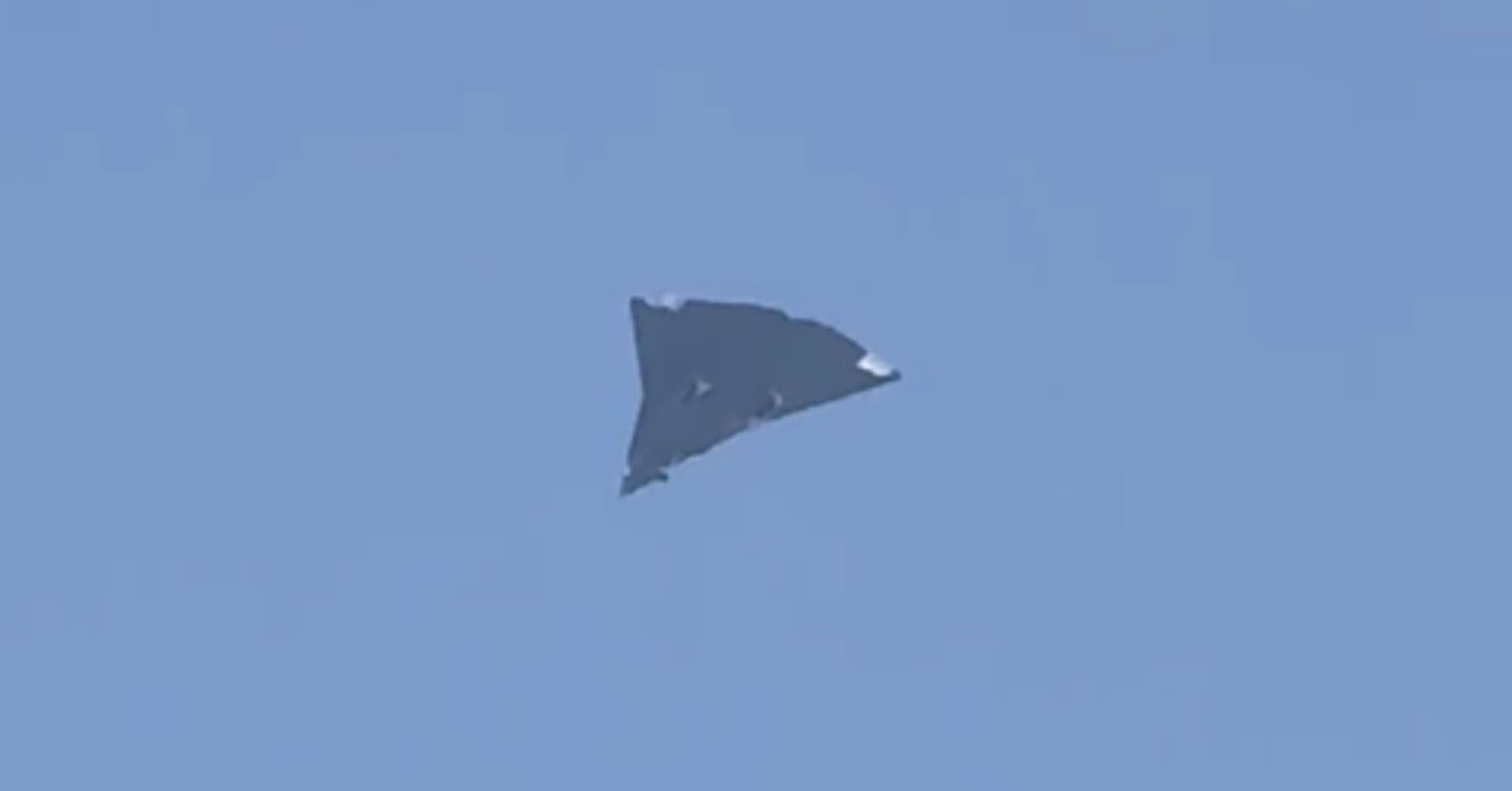 中国の新型ステルス戦闘機か、尾翼のない2機の画像がネットに