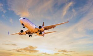 流石にこれは「非常識」？...夜間フライト中に乗客が撮影した「ある写真」にSNSでは議論白熱 どちらが正しい？