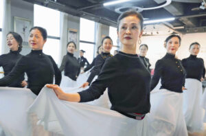 中国「銀髪経済」に活路、「自分磨きのための出費は惜しまない」中高年の消費拡大図る…若者は節約志向