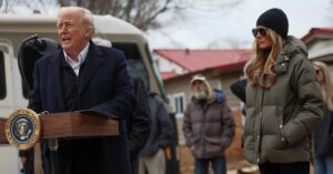 トランプ氏、ノースカロライナ州訪問 災害対策機関の対応を批判