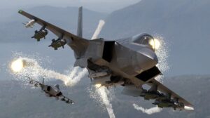 【動画】訓練中のアメリカ「F35戦闘機」が真っ逆さまに墜落...地面に衝突、大爆発するまでを捉えた衝撃映像
