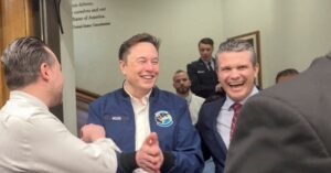 マスク氏、国防総省と異例の会談 情報漏えい者の起訴要求