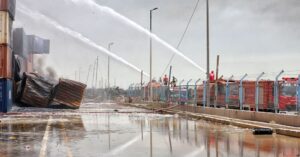 イランの港湾爆発、死者65人超に 火災は48時間後にほぼ鎮火