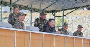 北朝鮮の金総書記、特殊作戦部隊の訓練視察 狙撃銃試射