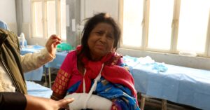 インド・カシミール地方で武装勢力が観光客に発砲、20人超死亡か