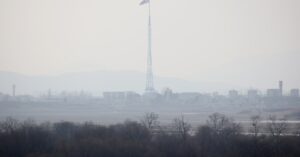 衛星が捉えた北朝鮮の新型軍艦、甲板にミサイル数十発分の垂直発射装置か