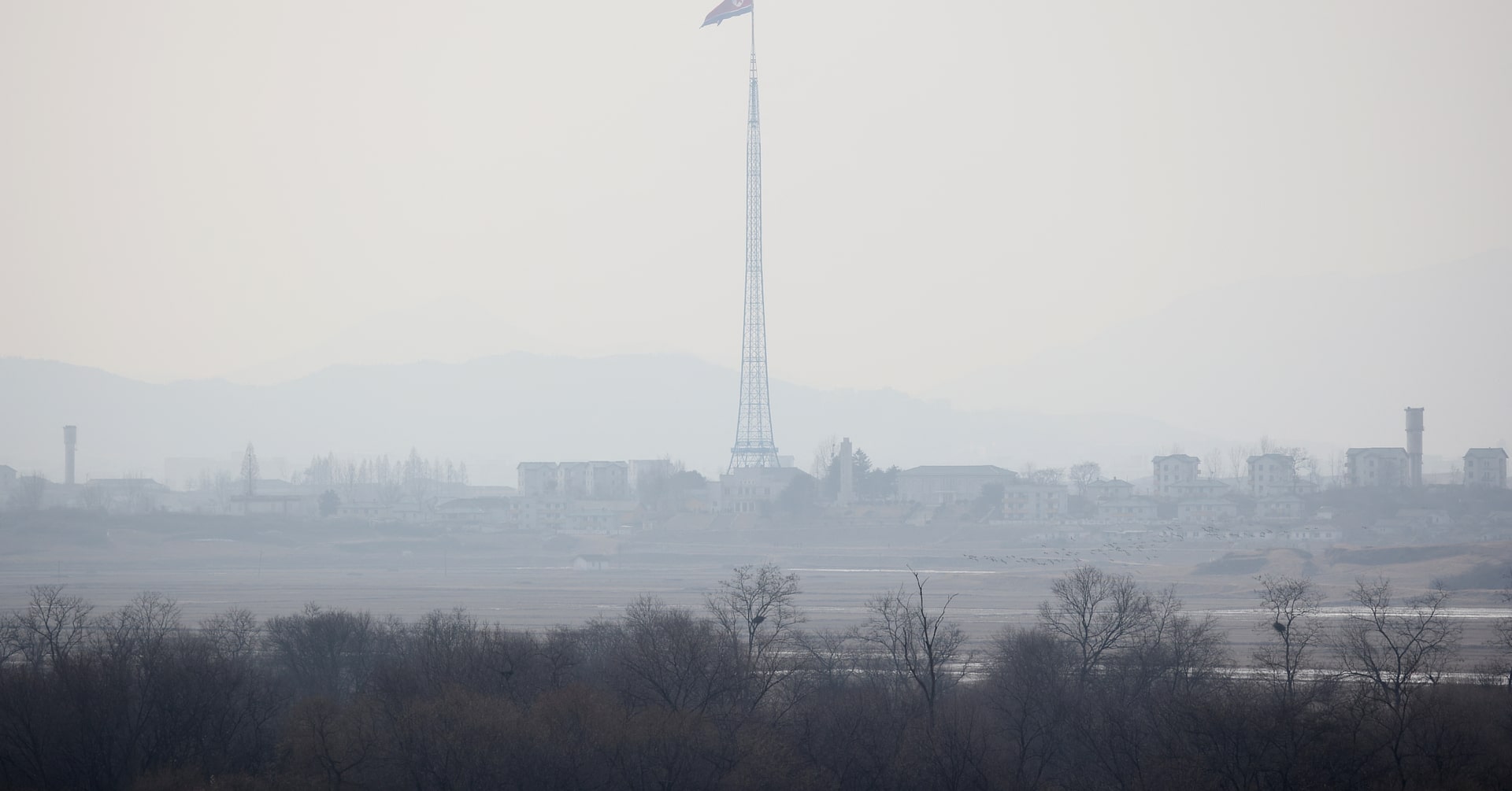 衛星が捉えた北朝鮮の新型軍艦、甲板にミサイル数十発分の垂直発射装置か