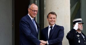 メルツ独首相、マクロン大統領と関係再構築を確認 就任後初外遊