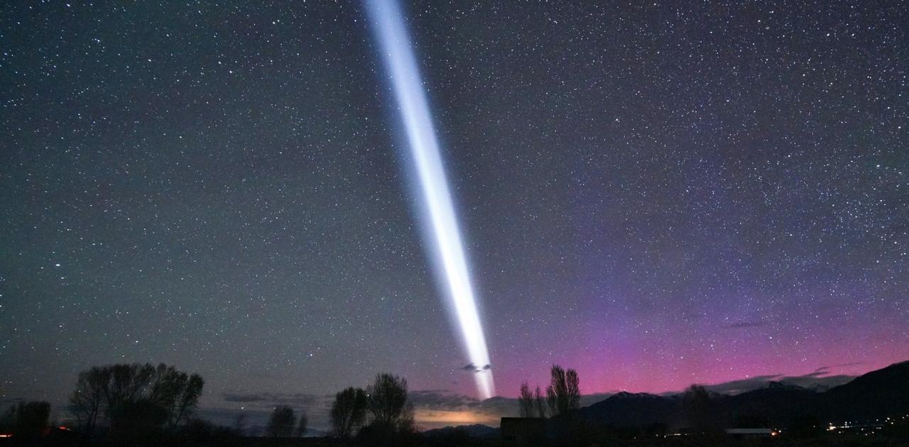 突如、コロラド州の夜空を切り裂いた真っ白なビーム…。これ何？