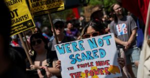 全米でトランプ政権への抗議デモ、移民政策や富裕層優遇に反発