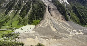 スイスで氷河が崩落し大規模な土砂崩れ、集落の90％のみ込まれ1人不明 湖氾濫の危機も