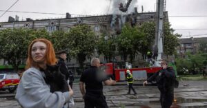 ロシアとウクライナ、互いの首都攻撃 キーウで2人死亡