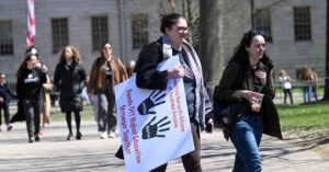 アングル：留学生に広がる不安、ビザ取り消しに直面する学生を米大学が支援