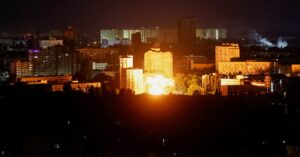 ウクライナ首都と周辺に夜間攻撃、8人死亡・多数負傷＝当局