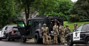 米ミネソタで州議員が銃撃受け死亡、容疑者逃走中 知事「政治的動機」