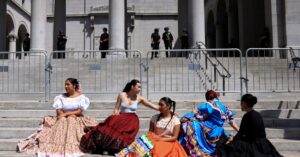 民主党知事、デモへの軍派遣を批判 犯罪歴ある移民追放は支持