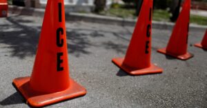 米政権、農場やホテルでの不法移民摘発一時停止を指示 米紙報道