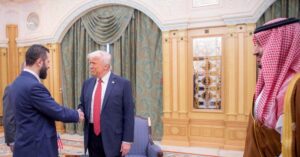 トランプ氏、シリア制裁解除で大統領令 テロ支援国家指定見直しへ