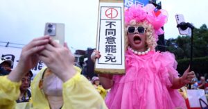 台湾でリコール投票始まる、野党議員24人の解職に是非