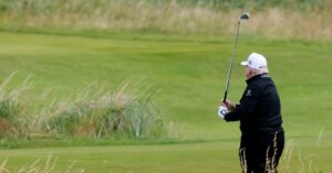 トランプ氏、スコットランドでゴルフ 欧州委員長らとの会談控え