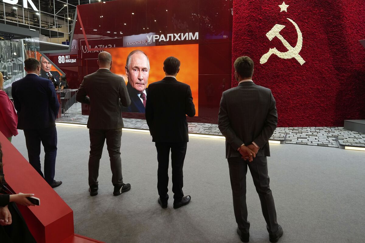 米ロ首脳会談、停戦に向け制裁緩和も焦点－戦時経済でプーチン氏苦境