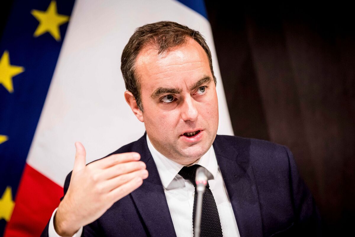 ルコルニュ仏新首相が就任－予算成立に向け課題山積、初日からデモ