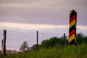 治安が悪化するドイツ：押し出されたのは少女か、それとも法か