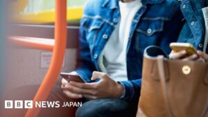 公共交通機関の車内でスマホをイヤホンなしで、周りはどう思っている……イギリスの場合