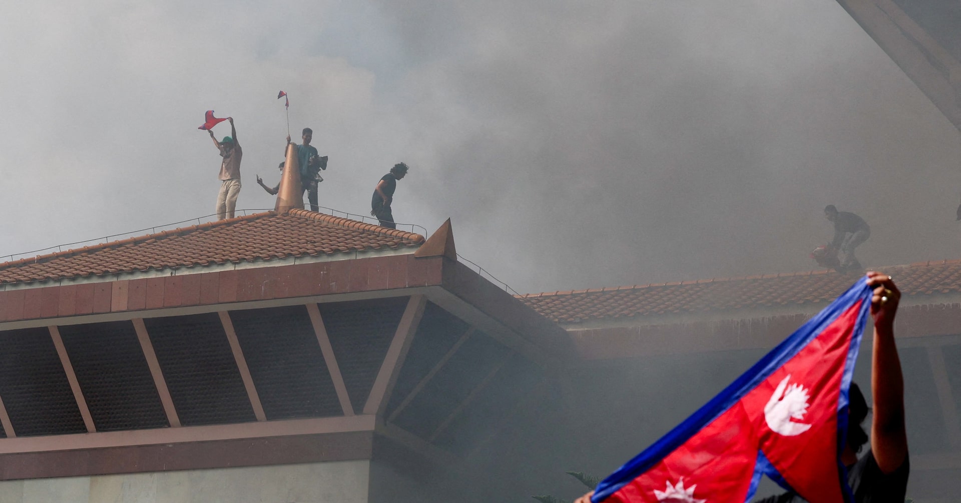 ネパール首相が辞任、反汚職デモ激化 首都空港が閉鎖