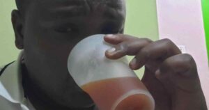 ケニア最強レベルの臭紅茶！ 人気ブランド「タンガウィジ」の紅茶を飲んだら大変なことになって妻に助けを求めた話【カンバ通信：第416回】