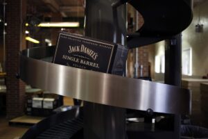 ジャックダニエル製造会社、長期目標の達成後ずれを警告－業界低迷で