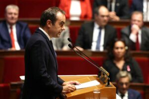 ルコルニュ仏首相、内閣存続へ前進－鍵握る社会党の支持確保