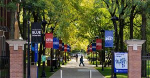 アングル：トランプ政策で留学生減、財政難の米大学に信用リスク